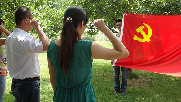  怀念革命先烈   重温入党誓词——电信学院举行党日活动